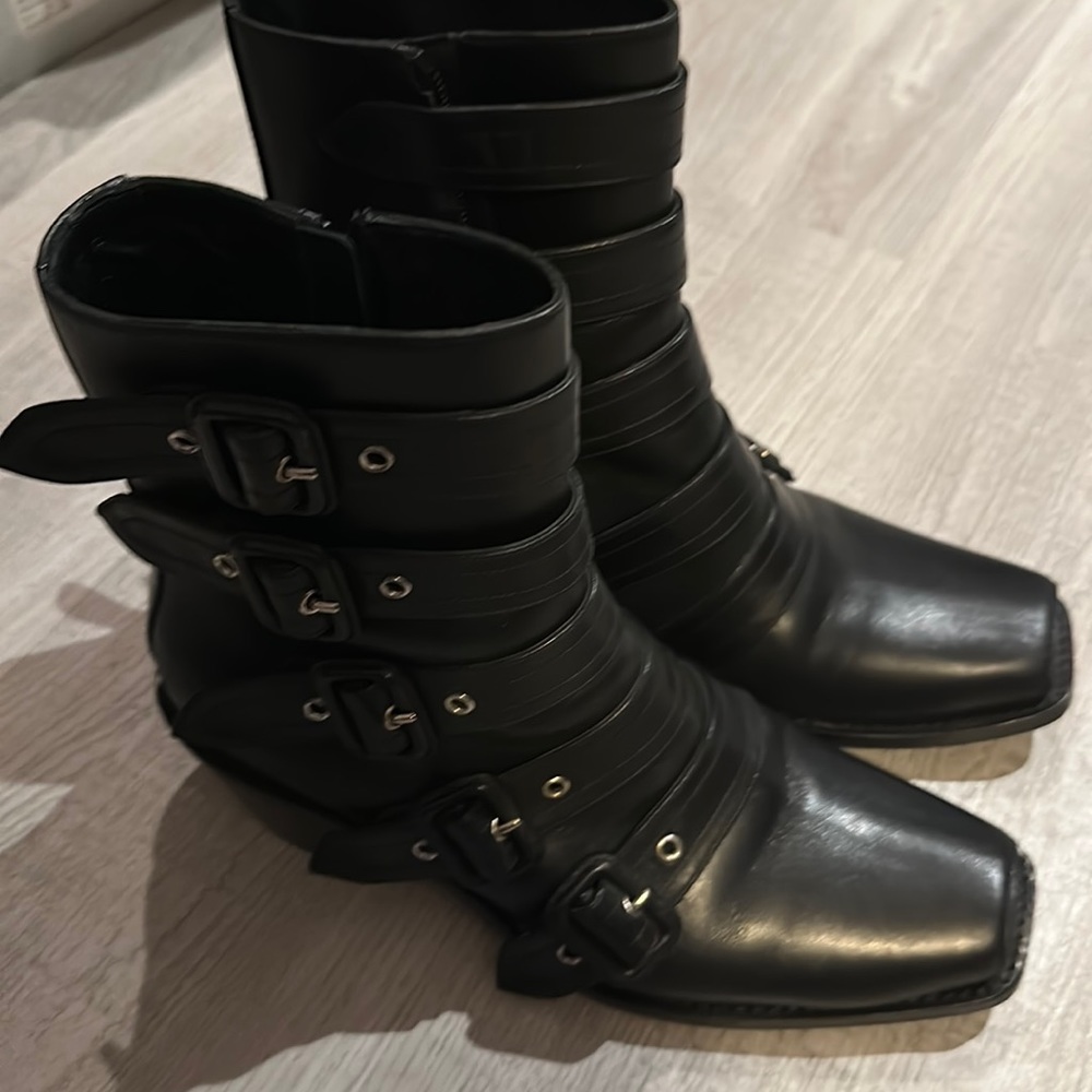 Burberry Albertina moto boots